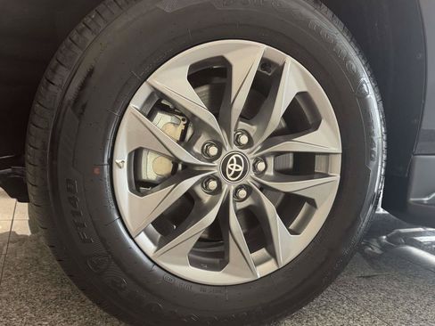 Used 2026 Toyota Sienna LE FWD image 9