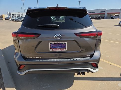 Used 2024 Toyota Highlander XSE image 6
