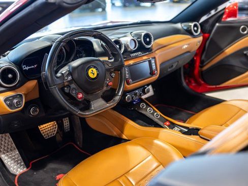 Used 2015 Ferrari California T RWD image 33