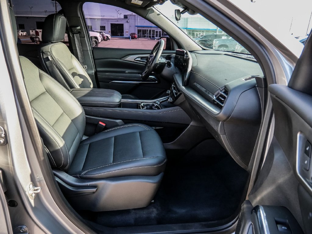Used 2025 Chevrolet Traverse LT FWD image 13