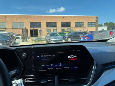 Used 2025 Chevrolet Trax LT w/ LT Convenience Package FWD image 17