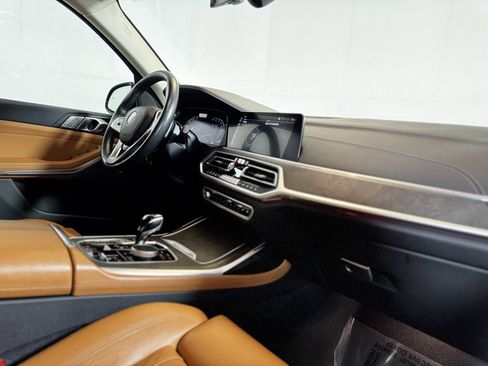 Used 2022 BMW X7 xDrive40i w/ Premium Package image 11