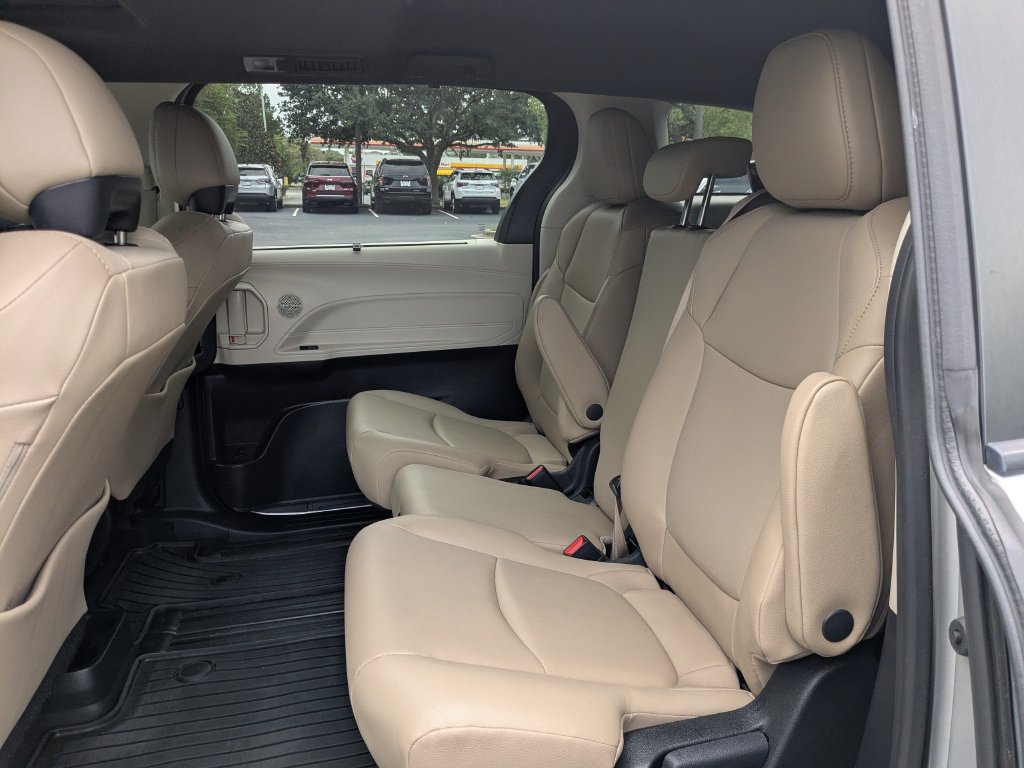 Used 2023 Toyota Sienna XLE FWD image 14