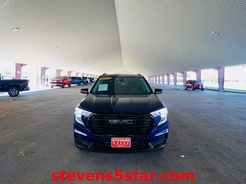 Used 2023 GMC Terrain SLE w/ Driver Convenience Package image 2