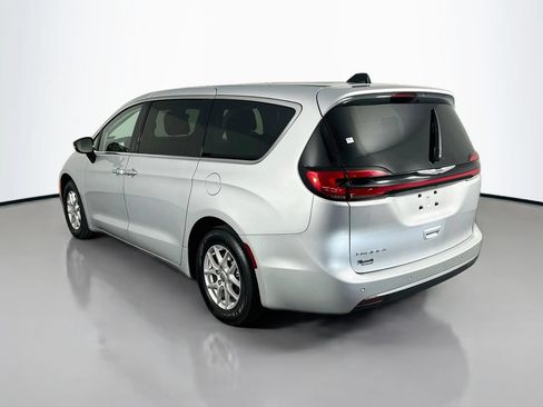 Used 2024 Chrysler Pacifica Touring-L FWD image 5