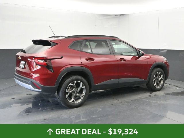 Used 2025 Chevrolet Trax LT FWD image 2