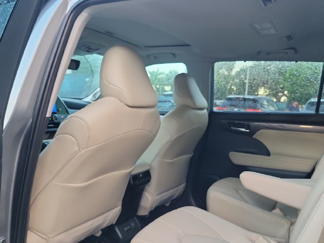 Used 2025 Toyota Highlander Limited AWD/4WD image 7