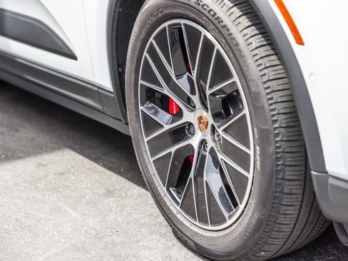 Certified 2025 Porsche Macan 4S Electric AWD/4WD image 18