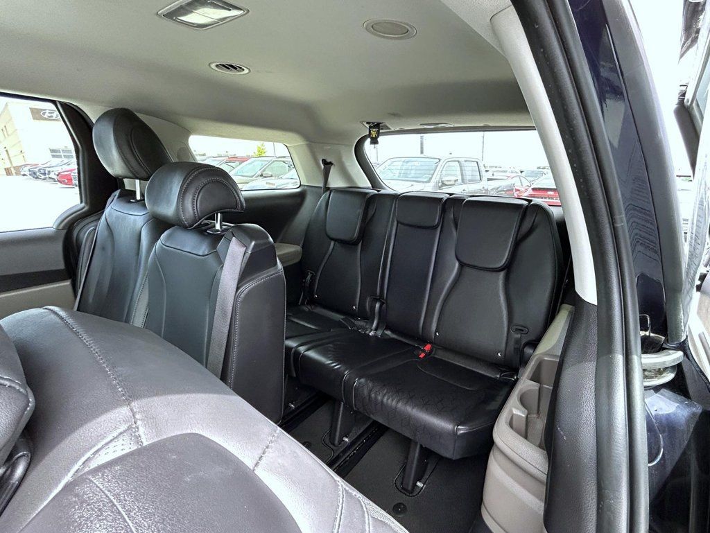Used 2025 Kia Carnival FWD image 20