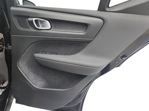 Used 2023 Volvo XC40 B5 Plus image 29