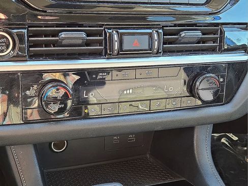 Used 2024 Nissan Pathfinder SV image 27