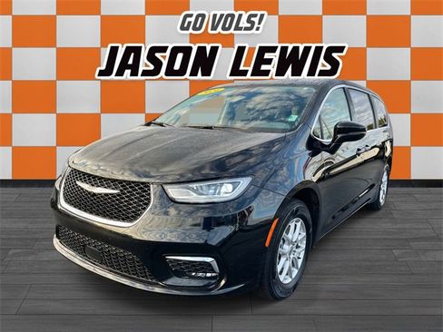 Used 2024 Chrysler Pacifica Touring-L image 8