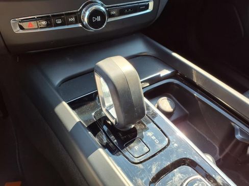 Certified 2023 Volvo XC60 B5 Core image 24