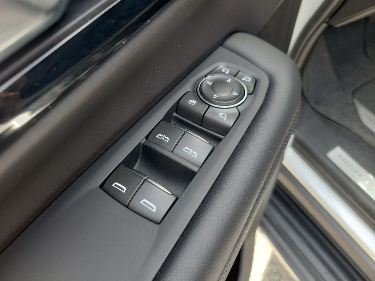 Used 2025 Chevrolet Suburban High Country RWD image 14