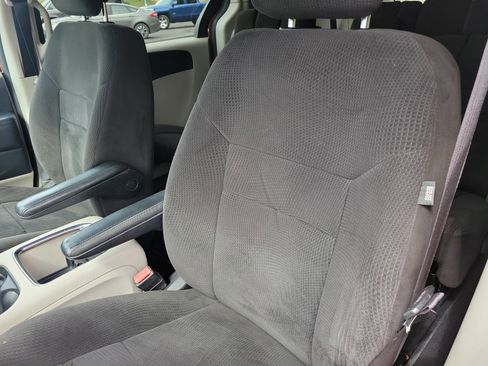 Used 2012 Dodge Grand Caravan SXT image 5