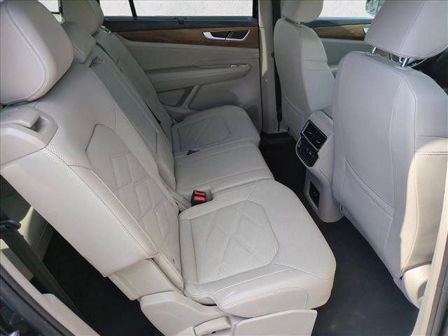 Used 2025 Volkswagen Atlas SE AWD/4WD image 18