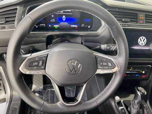 Used 2022 Volkswagen Tiguan SE AWD/4WD image 11
