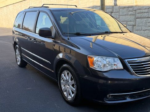 Used 2014 Chrysler Town & Country Touring FWD image 37