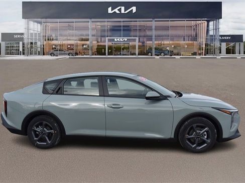 New 2025 Kia K4 LXS image 2