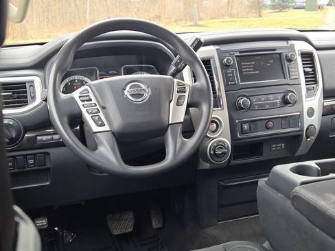 Used 2019 Nissan Titan SV image 16