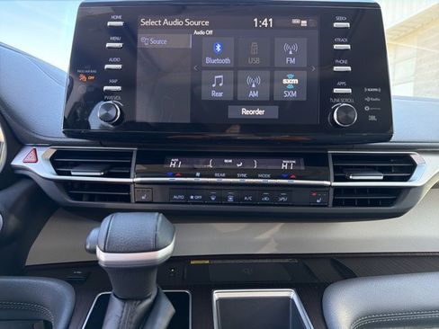 Used 2022 Toyota Sienna XLE w/ XLE Plus Package image 17