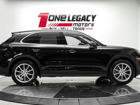 Used 2024 Porsche Cayenne AWD/4WD image 7