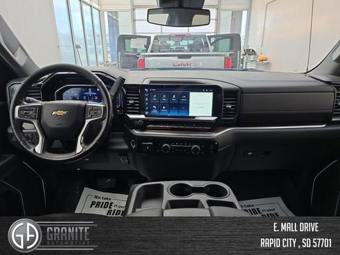 Used 2022 Chevrolet Silverado 1500 LT w/ Z71 Off-Road Package AWD/4WD image 13
