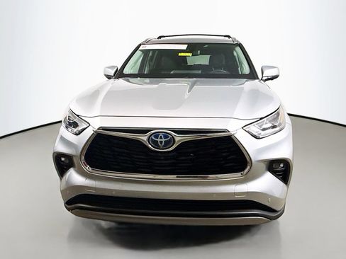 Certified 2024 Toyota Highlander Platinum AWD/4WD image 2