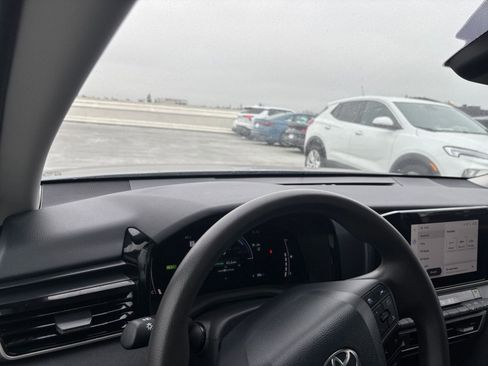 Used 2025 Toyota Camry LE image 32