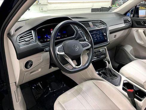 Used 2022 Volkswagen Tiguan SE image 17
