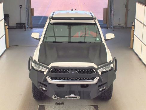 Used 2018 Toyota Tacoma TRD Off-Road AWD/4WD image 3