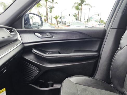 New 2025 Jeep Grand Cherokee Altitude image 14