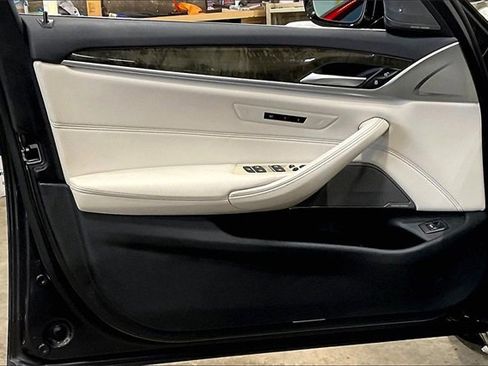 Used 2021 BMW 530i xDrive w/ Premium Package image 23