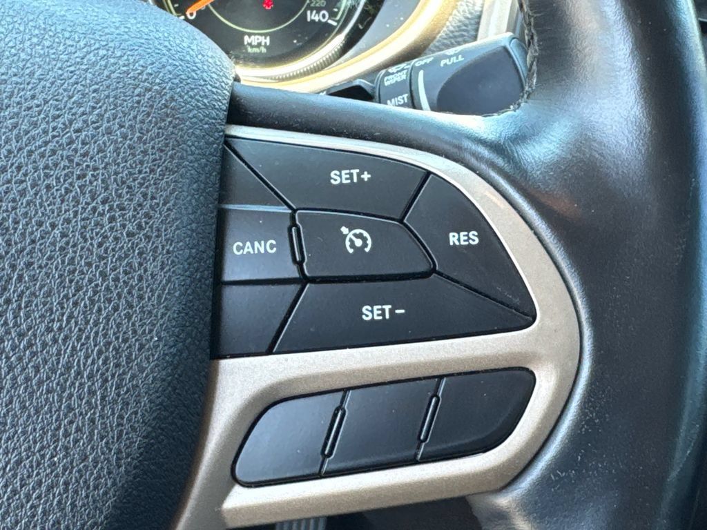 Used 2017 Jeep Cherokee Limited w/ Luxury Group AWD/4WD image 24