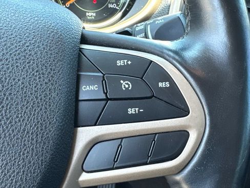 Used 2017 Jeep Cherokee Limited w/ Luxury Group AWD/4WD image 24