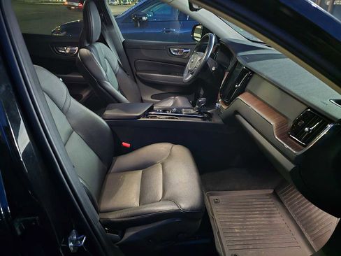 Certified 2021 Volvo XC60 T5 Momentum w/ Advanced Package image 11