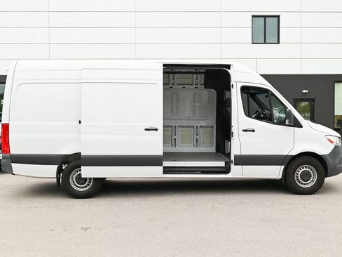 Used 2022 Mercedes-Benz Sprinter 2500 image 8
