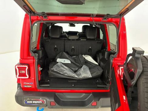 Used 2024 Jeep Wrangler Unlimited Sahara w/ Technology Group AWD/4WD image 17
