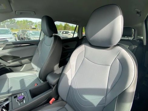 Used 2025 Volkswagen Tiguan SE image 12