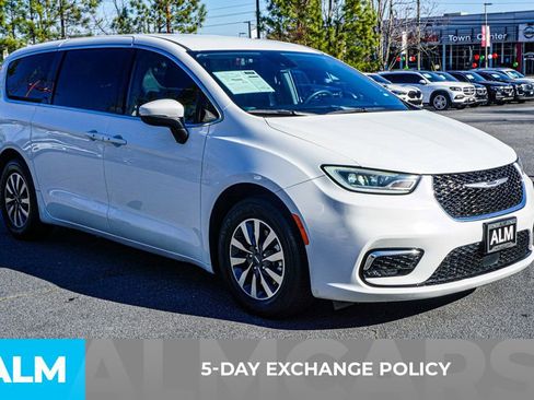 Used 2023 Chrysler Pacifica Touring-L image 4