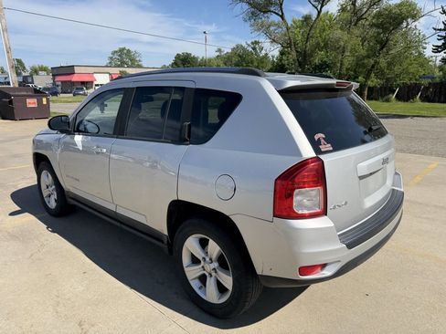 Used 2011 Jeep Compass Latitude AWD/4WD image 3
