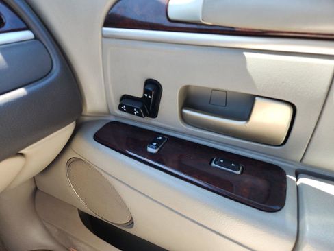 Used 2007 Lincoln Town Car Signature RWD image 25