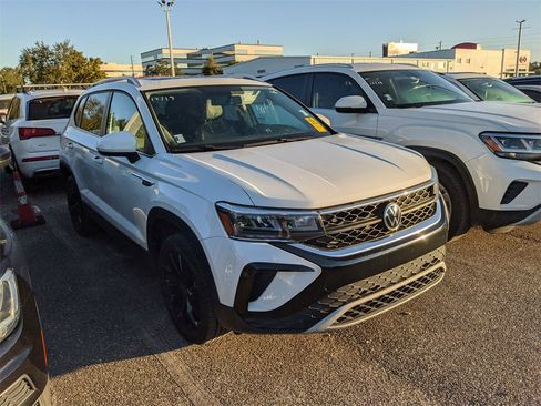 Used 2022 Volkswagen Taos SE w/ Panoramic Sunroof Package image 5