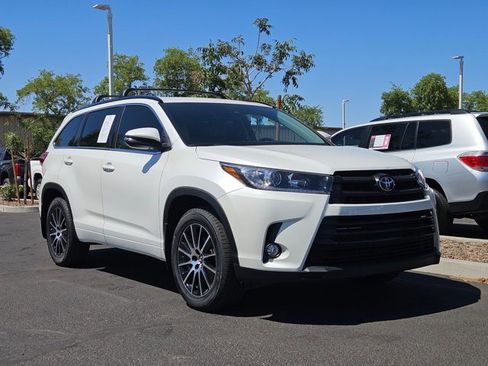 Used 2018 Toyota Highlander SE w/ Carpet Mat Package (TMS) AWD/4WD image 3