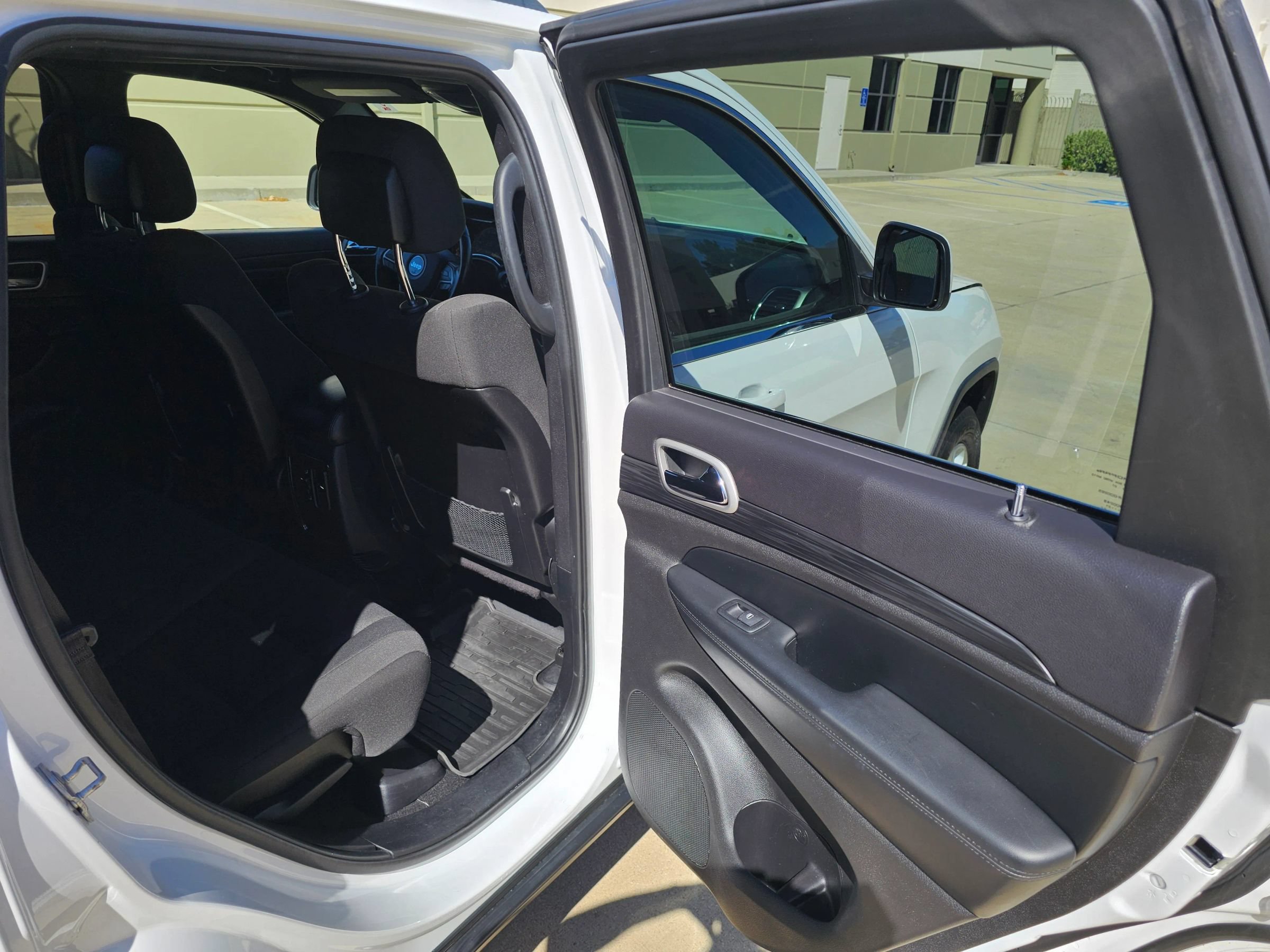 Used 2021 Jeep Grand Cherokee Laredo AWD/4WD image 22