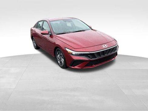 Used 2024 Hyundai Elantra SEL FWD image 3