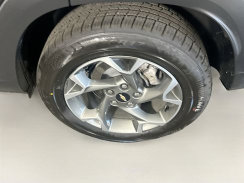 Used 2025 Chevrolet Trax LT image 11