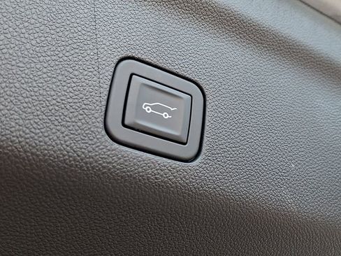 Used 2025 Chevrolet Suburban Z71 AWD/4WD image 30