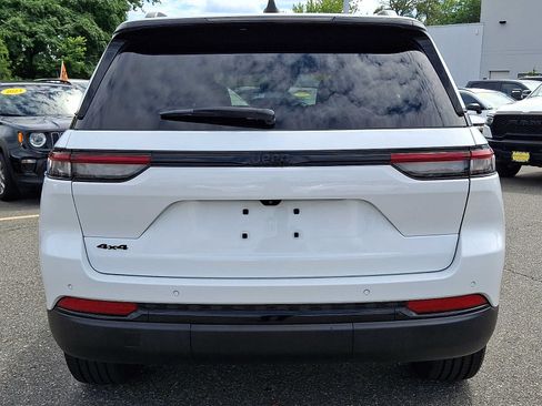 Used 2023 Jeep Grand Cherokee Altitude AWD/4WD image 4