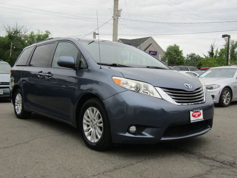 Used 2013 Toyota Sienna XLE FWD image 1